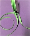 En rulle med 20 meter hørbånd. Lys grøn. Brede 0,8 cm.